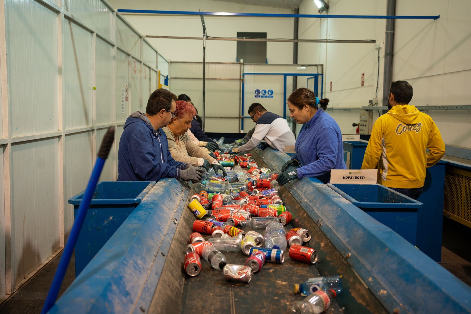 Cinta de clasificación con latas y envases en la planta