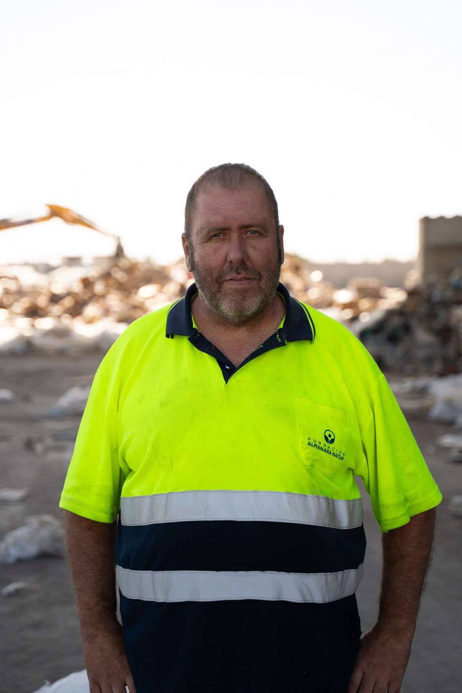 Retrato de un trabajador de la Fundación en la planta de reciclaje