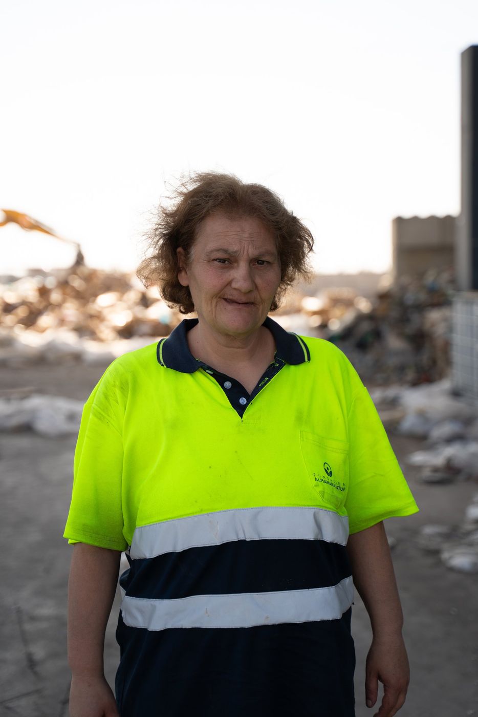 Retrato de una trabajadora de la Fundación en la planta de reciclaje