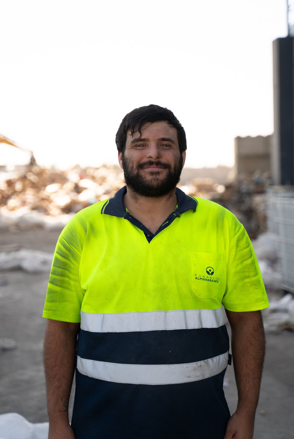 Retrato de un trabajador de la Fundación en la planta de reciclaje