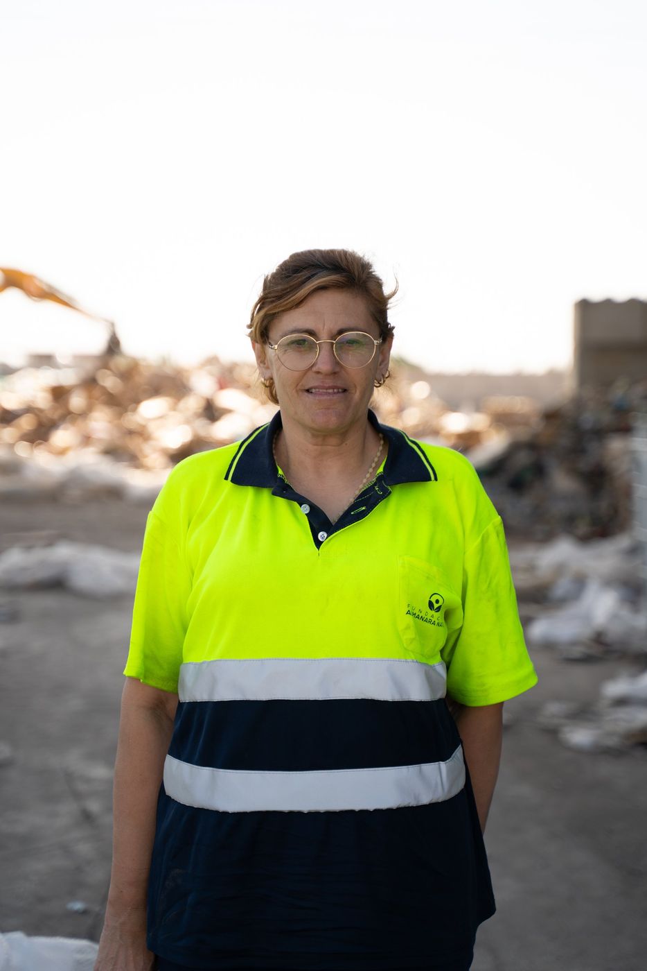 Retrato de una trabajadora de la Fundación en la planta de reciclaje