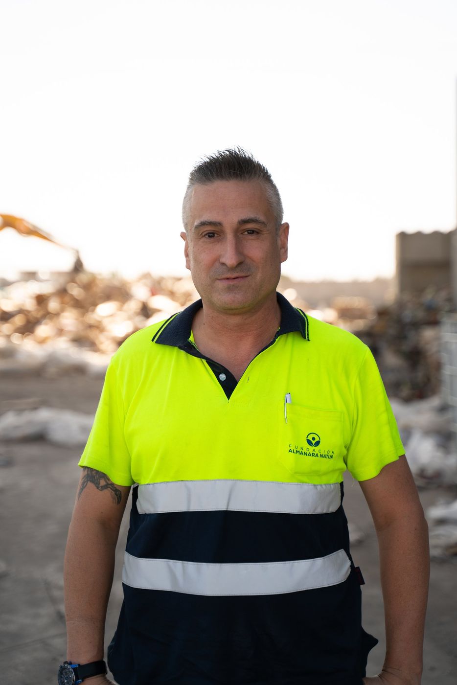 Retrato de un trabajador de la Fundación en la planta de reciclaje