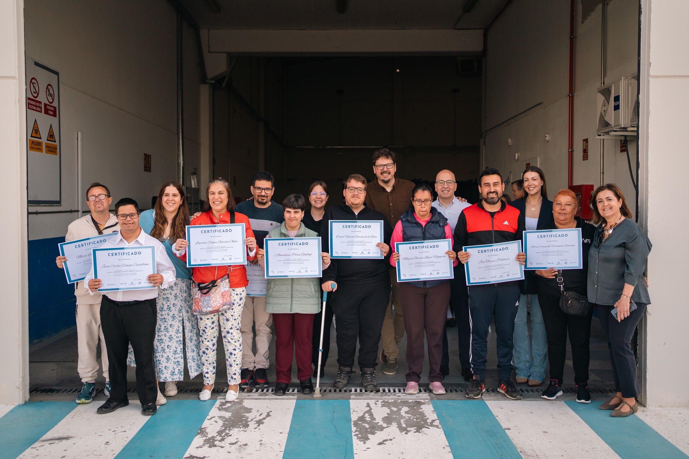 Alumnado de Renueva con sus diplomas en la planta